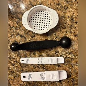 Pampered Chef Measuring & Strainer Set